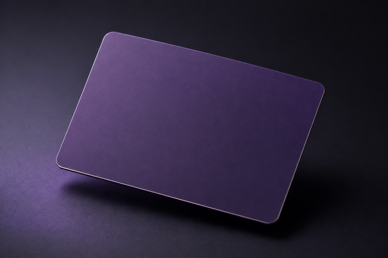 Cartão de pagamento roxo fosco sem marca, fotografia editorial em fundo escuro